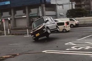台風21号の動画。倒れそうになるのをハンドルで回避する軽自動車の映像が話題に。