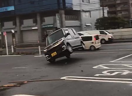台風21号の動画。倒れそうになるのをハンドルで回避する軽自動車の映像が話題に。