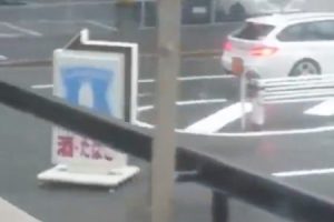 台風21号の影響で大阪ではローソンの看板が道路を走り出したらしい動画。
