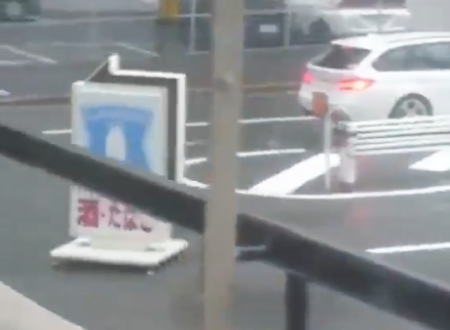 台風21号の影響で大阪ではローソンの看板が道路を走り出したらしい動画。