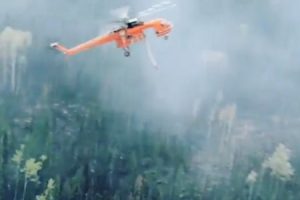 空中消火ヘリコプターの凄腕。燃えている箇所にピンポイントに命中させる13秒動画。