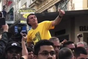 ブラジルの大統領候補が遊説先で暴漢に刺されてしまう。その瞬間の映像。