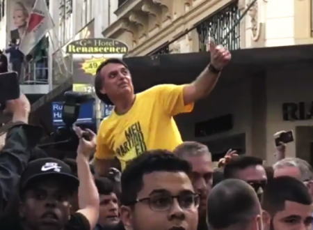 ブラジルの大統領候補が遊説中に暴漢に刺されてしまう。その瞬間の映像。