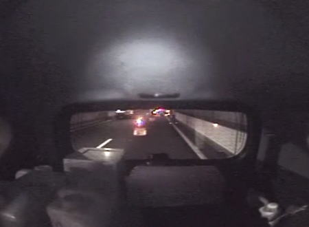 路上に出ていた作業員危機一髪！な高速道路パトロールの車載ビデオ。