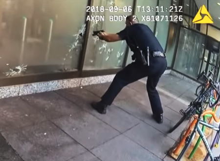 曇りガラス越しに容疑者を銃撃。シンシナティの銀行で起きた銃撃戦のビデオ。