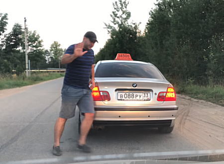 ポイ捨てを許さない正義のタクシー運転手がサンクトペテルブルクで撮影される。
