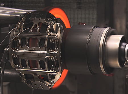 F1マシンに使われているブレンボ製ブレーキディスクの試験映像。