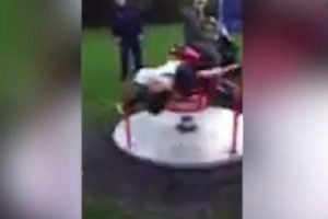 バイクを使った回転遊具の超速回転で11歳の少年が重傷を負った動画。いじめ。