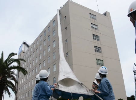 8階建てビルの屋上から救助袋で滑り降りる宇部興産の避難訓練がなかなか怖い。