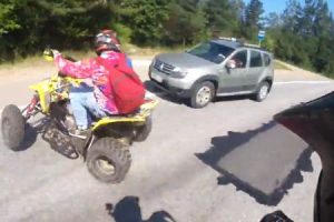 公道でスピンして対向車線に飛び出して死にかけた四輪バギー族のビデオ。