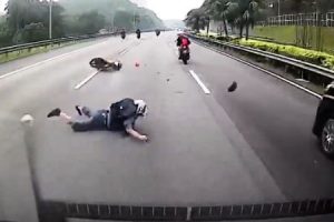 何かを踏んで目の前で転倒したバイクの兄ちゃんを踏んでしまったバンの車載映像。