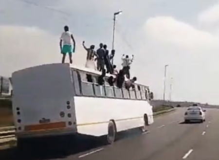 これブレーキ踏まれたらどうなるの？走行中のバスの屋根で踊っている人たちが撮影される。