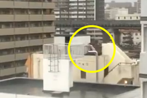 台風21号の強風の中、マンションの屋上で無茶する大阪のおばちゃんが撮影される。