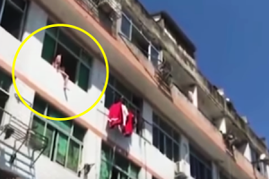 マンションから飛び降りようとしている女性をまさかの方法で救助。中国。