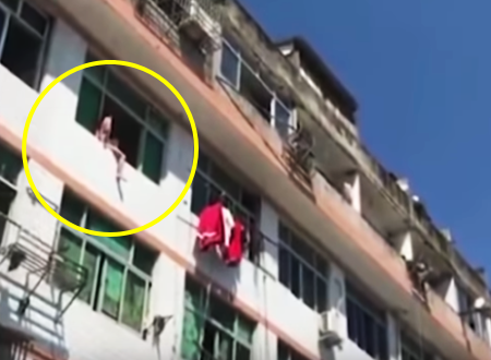 マンションから飛び降りようとしている女性をまさかの方法で救助。中国。