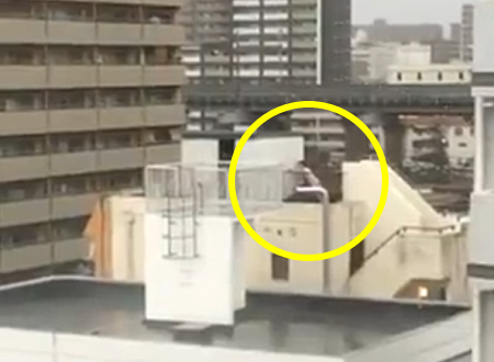 台風21号の強風の中、マンションの屋上で無茶する大阪のおばちゃんが撮影される。