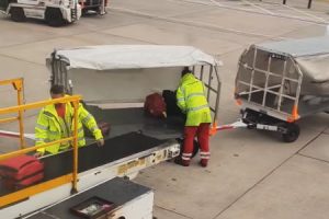 乗客の荷物をぶん投げまくった挙句に自分たちの仕事を増やしてるお馬鹿な空港職員が撮影される。