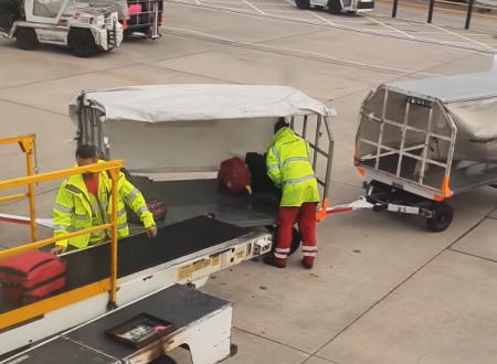 乗客の荷物をぶん投げまくった挙句に  仕事を増やしてるお馬鹿な空港職員が撮影される