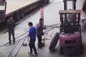大型タイヤ爆発に巻き込まれた母親と1歳の赤ちゃんが吹っ飛ばされる。中国。