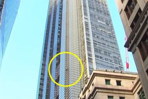56歳の男がロンドンの46階建て超高層ビルの外壁を登る。登頂成功直後に逮捕。