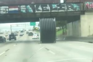 大きすぎる落し物が高速道路を転がってきたら。ヒューストンで撮影されたビックリ動画。