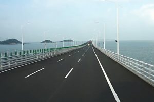 香港とマカオを結ぶ世界最長の海上橋「港珠澳大橋」を渡る車載映像。