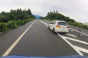 これ何キロでてんだ？日本海東北自動車道で無理な追い抜きをする超速のゴルフが撮影される。