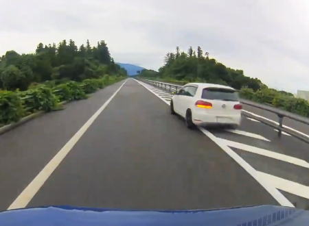 これ何キロでてんだ？日本海東北自動車道で無理な追い抜きをする超速のゴルフが撮影される。
