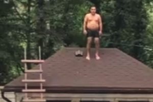 これはヤバい。屋根からジャンプしてプールに飛び込もうとした男性に起きた悲劇が(@_@;)