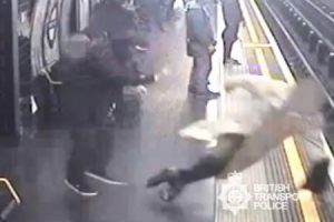 ロンドンの地下鉄で撮影された突き落とし殺人未遂事件の映像が怖すぎる。