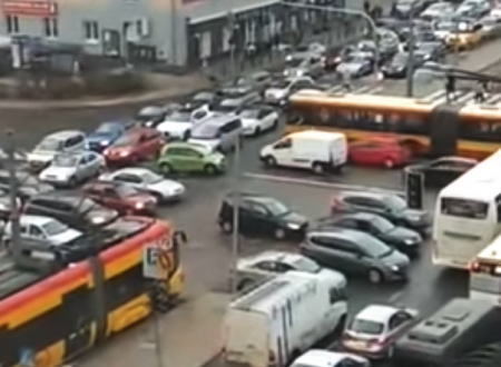 これは酷すぎるｗｗｗワルシャワの交通渋滞があまりにも嫌すぎる動画。誰がわるい？