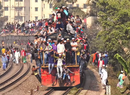 過去最多級に人が満載された  バングラデシュ鉄道