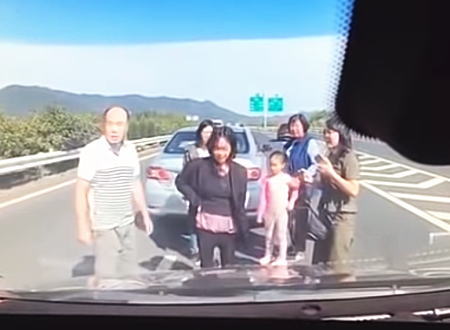信じられない。高速道路のど真ん中で車の外に出た家族に後続車が突っ込む事故。