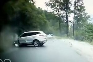 落石注意。中国で対向車に大きな岩が直撃する瞬間が撮影される。