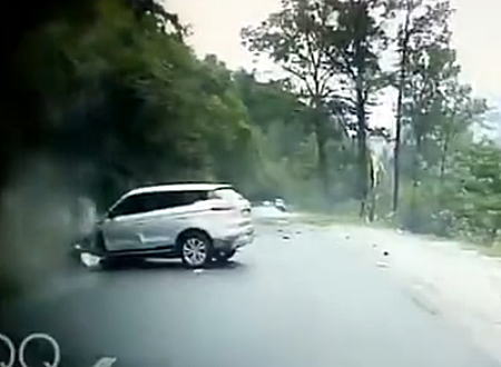 落石注意。中国で対向車に大きな岩が直撃する瞬間が撮影される。