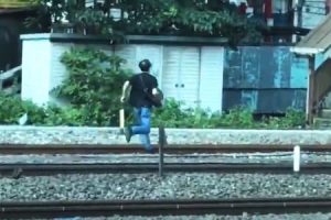 痴漢容疑かな？今朝埼京線を緊急停止させた線路逃走男の映像はこちらです。