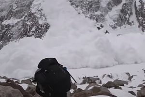 雪崩に巻き込まれた登山客が雪崩の中から雪崩を撮影。このスピード感。