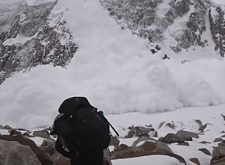 雪崩に巻き込まれた登山客が雪崩の中から雪崩を撮影。このスピード感。
