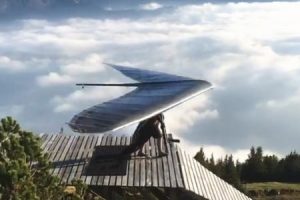 雲海の上からハンググライダー。スイスの高い山の上から飛び立つ映像に(((ﾟДﾟ)))