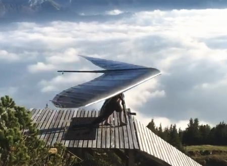 雲海の上からハンググライダー。スイスの高い山の上から飛び立つ映像に(((ﾟДﾟ)))