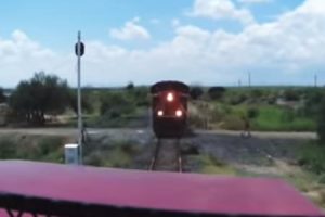 ポイント切り替えミス？メキシコで起きた列車正面衝突事故の列車載映像。