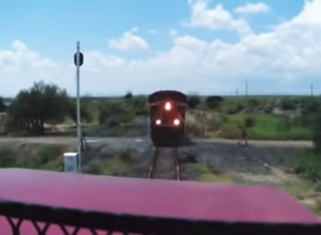 ポイント切り替えミス？メキシコで起きた列車正面衝突事故の車載映像。