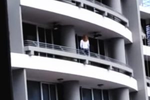 事故か自殺か。27階のバルコニーの手すりに座っていた女性が落下してしまう瞬間。