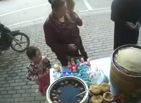 かなしい動画。母親が店員の注意を引く間に小さな女の子に盗みをさせる中国。