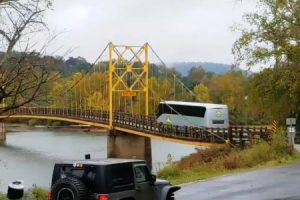 重量制限10トンの古い橋を30トンオーバーの大型バスが通った結果、橋が閉鎖される事態に。