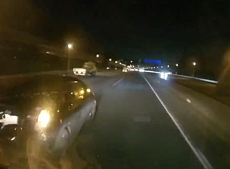 横からも後ろからも当てられる  東名高速で撮影されたこの事故のドラレコ