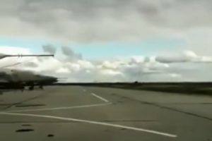 やりすぎｗｗｗウクライナ空軍スホーイ24の超危険なローパス（低空飛行）映像。