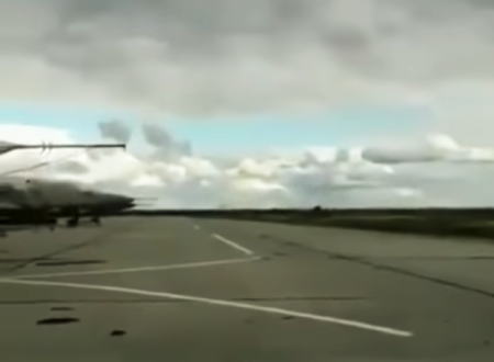 やりすぎｗｗｗウクライナ空軍スホーイ24の  超危険なローパス（低空飛行）映像