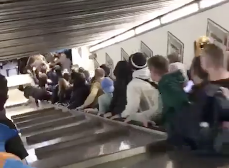 イタリアで地下鉄のエスカレーターが逆走し24人が負傷の映像がヤバイ。1名重症。
