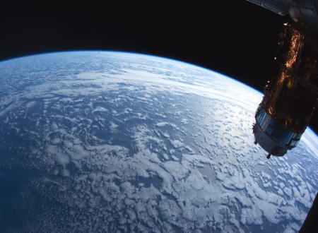 20周年を迎えたISS国際宇宙ステーションより地球2周分のタイムラプスが届く。